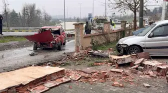 Düzce'de Kontrolden Çıkan Otomobil Bahçe Duvarını Yıktı: 5 Yaralı