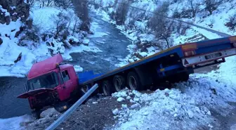 Tunceli'de Virajı Alamayan Tır Dereye Yuvarlandı