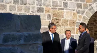 Hakkari Valisi, Zeynel Bey Medresesi Restorasyonunu İnceledi