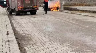 Afyonkarahisar'da Park Halindeki Otomobil Yangını