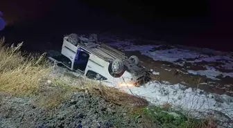 Ambulansa Yetişmeye Çalışan Otomobil Tarlaya Devrildi: 2 Yaralı