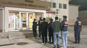 Kuşadası'nda Düzensiz Göçmen Operasyonu: 23 Göçmen ve 3 Organizatör Yakalandı