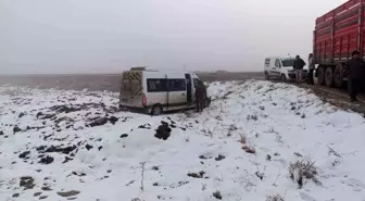 Kayseri'de Servis Midibüsü ile Tır Çarpıştı: 1 Öğrenci Yaralı