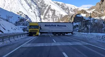 Erzurum-Artvin Karayolu'ndaki Oltu Viyadüğü Sürücüler İçin Tehlike Arz Ediyor