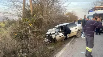 Sakarya'da Otomobil Kamyona Çarpıp Hurdaya Döndü, 2 Kişi Ağır Yaralandı