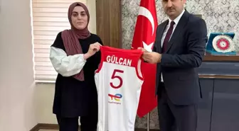 Yurtlig Projesi'nde Çekilişle Forma Kazanan Öğrenciye Ödül Verildi