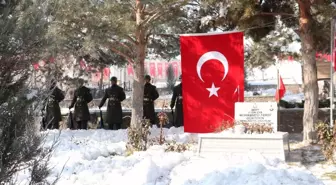 Erzurum'da 58 yıl önce yangında şehit olan 65 asker mezarları başında anıldı