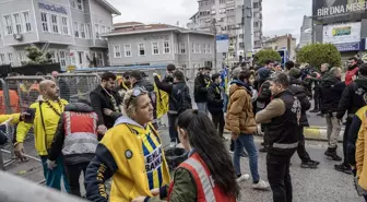 Fenerbahçeli Taraftarlar Derbi İçin Tüpraş Stadı'na Gitti