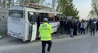 Adana'da Otomobil ve Midibüs Çarpıştı: 2 Yaralı