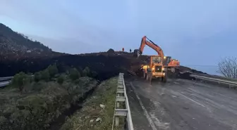 Arhavi'de Meydana Gelen Heyelan Karadeniz Sahil Yolu'nu Kapatı