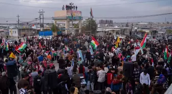 Suriyeli Sığınmacılar Duhok'ta Baas Rejiminin Devrilmesini Kutladı