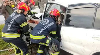 Denizli'de Kontrolden Çıkan Araç Ağaca Çarparak Durdı, 2 Yaralı