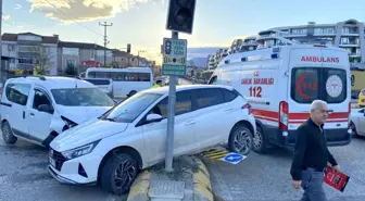 Kartepe'de Trafik Kazası: 3 Yaralı