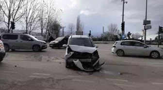 İnegöl'de Trafik Kazası: 1'i Çocuk 2 Yaralı