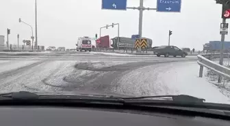 Kars'ta Buzlanan Yolda Zincirleme Trafik Kazası