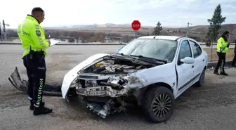 Kırıkkale'de Kafa Kafaya Trafik Kazası: 3 Yaralı