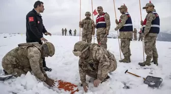 Tunceli'de Jandarma Komandolar Çığ Eğitimleri Alıyor