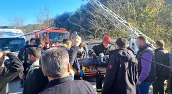 Fatsa'da Lastiği Patlayan Kamyonet Elektrik Direğine Çarptı: 2 Yaralı