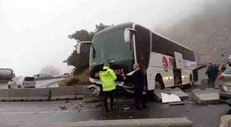 Ula'da Yolcu Otobüsünün Bariyerlere Çarpması Sonucu 5 Yaralı