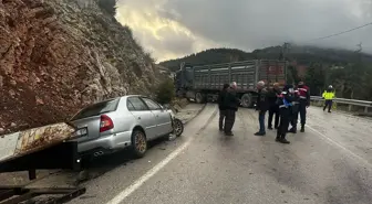 Eğirdir'de Otomobil ile Tır Çarpıştı: 3 Yaralı