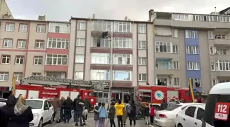 Tekirdağ'da Apartman Yangınında Anne ve Çocuk Dumandan Etkilenerek Hastaneye Kaldırıldı