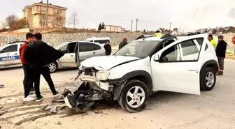 Besni'de Trafik Kazası: 2 Yaralı