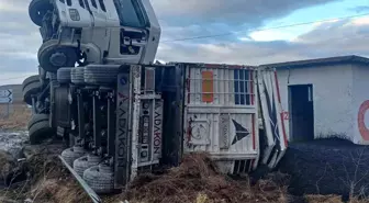 Çorum'da Devrilen Tırın Kabini Havada Asılı Kaldı