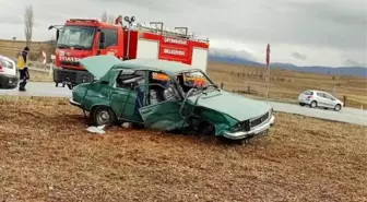 Kütahya'da Büyükbaş Hayvan Yüklü Kamyonet ile Otomobil Çarpıştı: 2 Yaralı