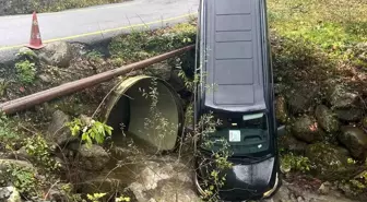 Sapanca'da Yabancı Turistleri Taşıyan Minibüs Dereyatağına Düştü: 3 Yaralı