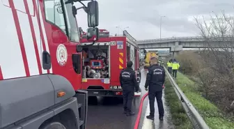 Kocaeli'de Beton Katkısı Taşıyan Tırda Yangın Çıktı