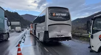 Geyve'de Trafik Kazası: 15 Yaralı