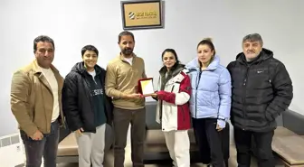 Ağrı Kadın Futbol Takımı'ndan Sponsora Teşekkür Ziyareti
