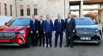Bakan Kacır, TBMM'ye Kırmızı Togg ile Geldi