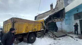Erzurum'da Kamyon, Ev Kömürlüğüne Girdi: Sürücü Sıkıştı