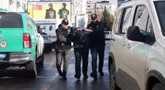 İzmir'de Komşunun Duvarını Delip Hırsızlık Yapan Şahıs Tutuklandı