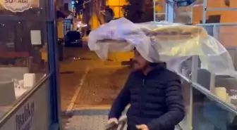 Bursa'da Simitçi Müzikle Dans Etti