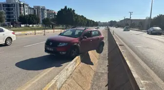 Antalya'da Su Kanalında Asılı Kalan Otomobilin Sürücüsü Yaralandı