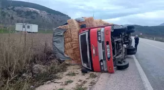 Bilecik'te Devrilen Kamyonun Sürücüsü Burnu Bile Kanamadan Kurtuldu