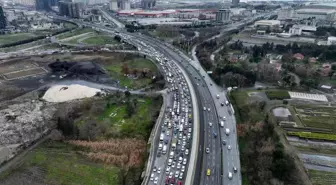 Küçükçekmece E-5 Karayolunda Otomobil Yangını Trafiği Felç Etti