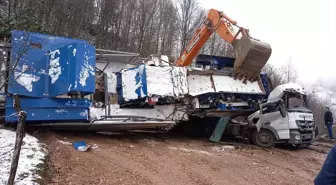 Hendek'te Tır Devrildi, Bir Kişi Ağır Yaralandı