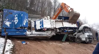 Sakarya'da Tır Devrildi, Bir Kişi Hayatını Kaybetti