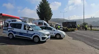 Siirt'te Jandarma Uygulama Noktasına Otomobil Çarptı: 3 Yaralı