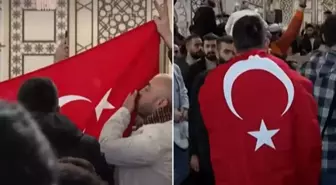 Suriyelilerin akın ettiği Emevi Camii'nde Türk bayrağı açıldı