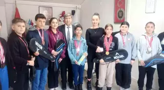 Pasinler'de Badmintonculara Malzeme Desteği