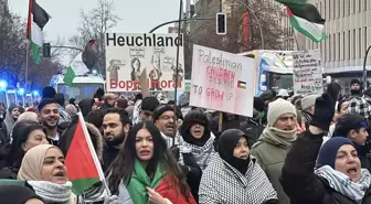 Berlin'de İsrail'in Filistin'e Saldırılarını Protesto Gösterisi