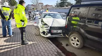 İnegöl'de Park Halindeki Araçlara Çarpan Sürücü Yaralandı