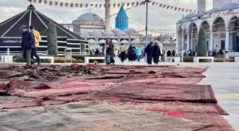 Gazze'deki yıkıma Mevlana Meydanı'na serdikleri halılarla dikkati çekiyorlar