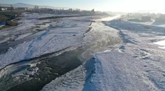 Ağrı'da Dondurucu Soğuklar Murat Nehri'ni Buzla Kapladı