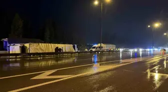 Sakarya'da Tır Devrildi, Sürücü Hafif Yaralandı