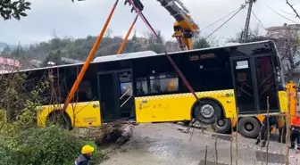 Beykoz'da Park Halindeki İETT Otobüsü Yokuş Aşağı Kaydı